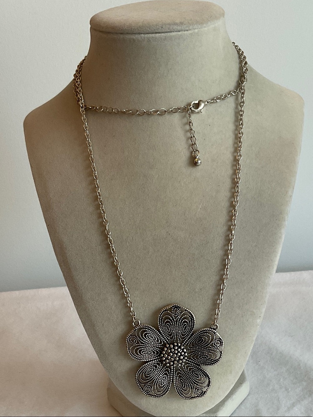 Silver Floral Pendant Necklace - Elegant Women's Jewelry